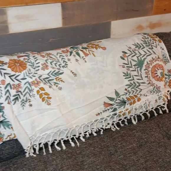 Urban Outfitters Floral Tapestry - Picture 4 of 4